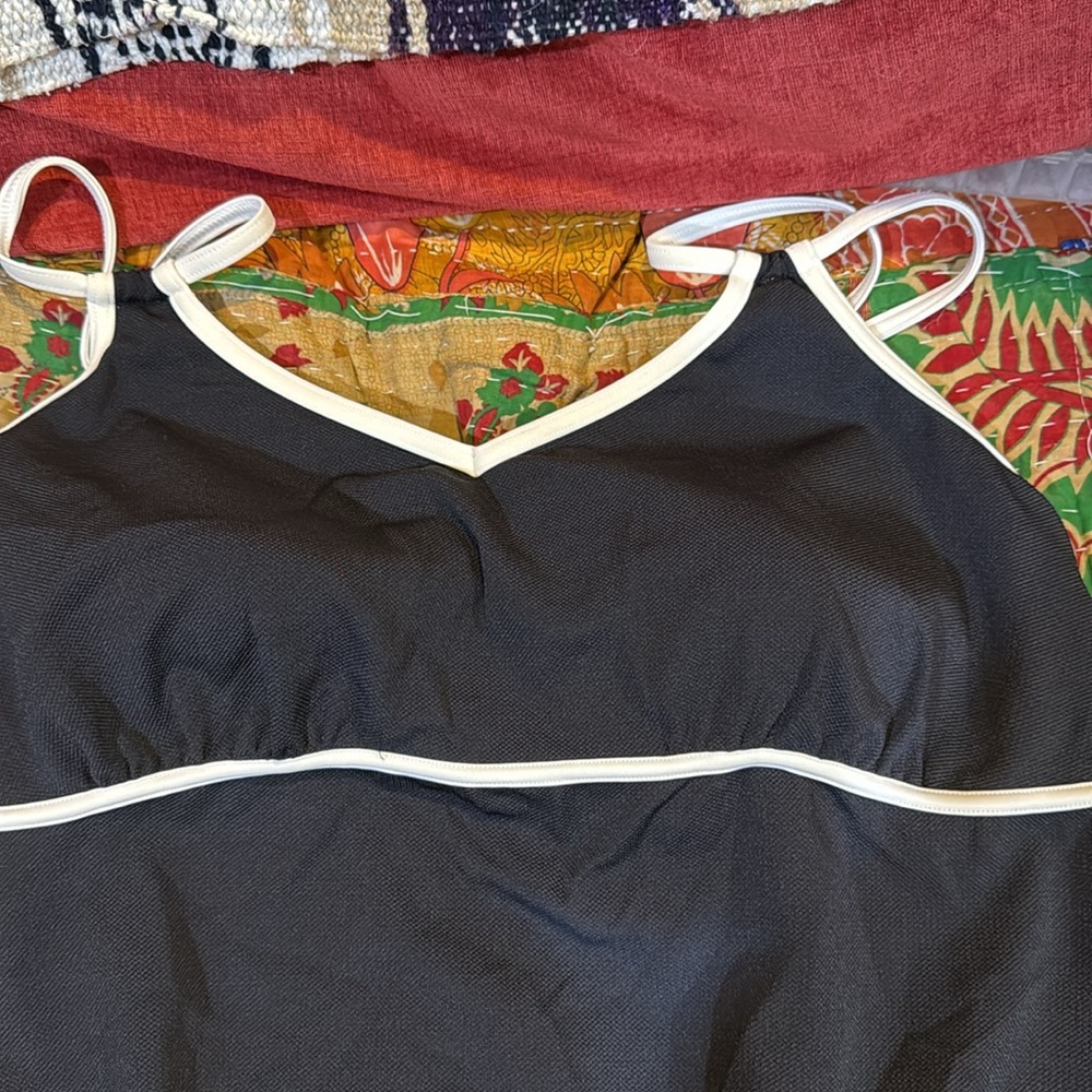 Lands' End Black and White Trim Top. Size 20W (like new) - Picture 2 of 6